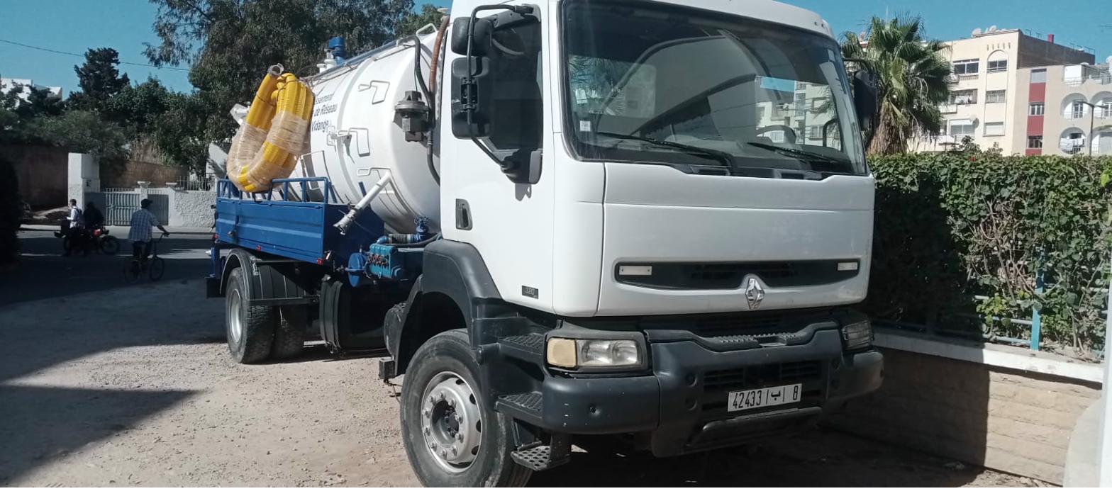 Camion hydrocureur Maroblast Assainissement en opération nocturne dans la cour intérieure de la Mosquée Hassan II de Casablanca