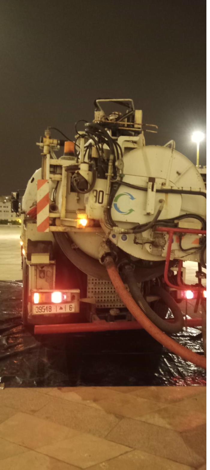 Camion Maroblast positionné devant la façade ornementale de la Mosquée Hassan II lors d'une opération d'assainissement
