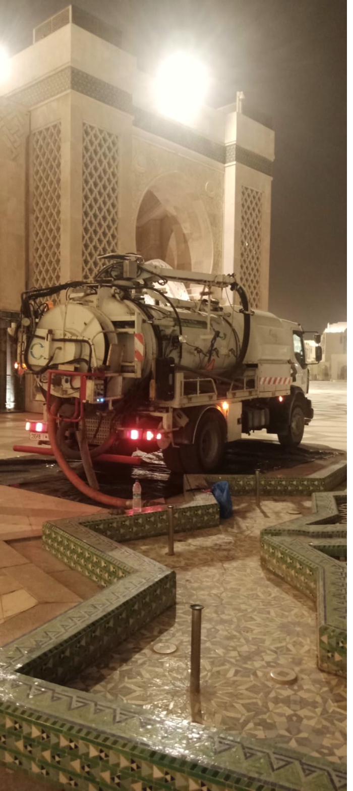 Vue latérale du camion hydrocureur Maroblast en opération sur le parvis de la Mosquée Hassan II