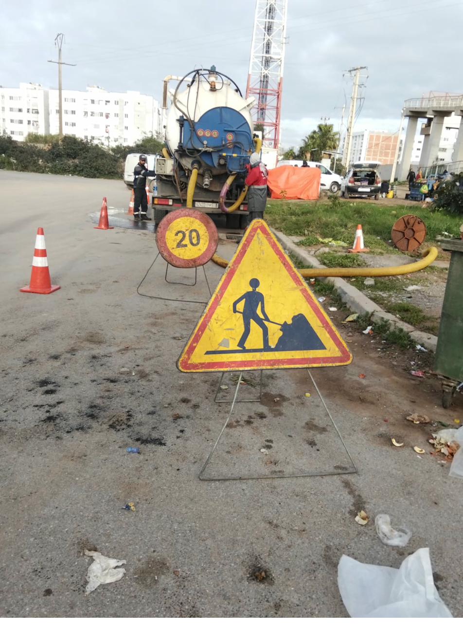 Camion Renault hydrocureur Maroblast Assainissement en intervention résidentielle, Casablanca
