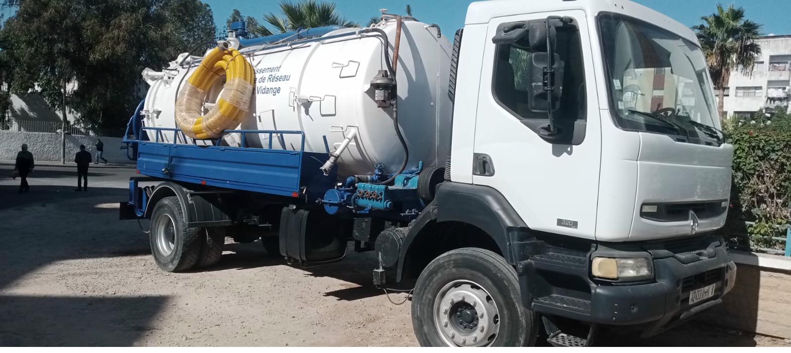 Équipe Maroblast Assainissement en intervention sur voie publique, Casablanca, avec camion hydrocureur et signalisation réglementaire